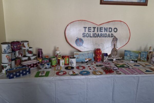La mesa de la Expo-Arcoa 2026 con el corazón de Tejiendo Solidaridad