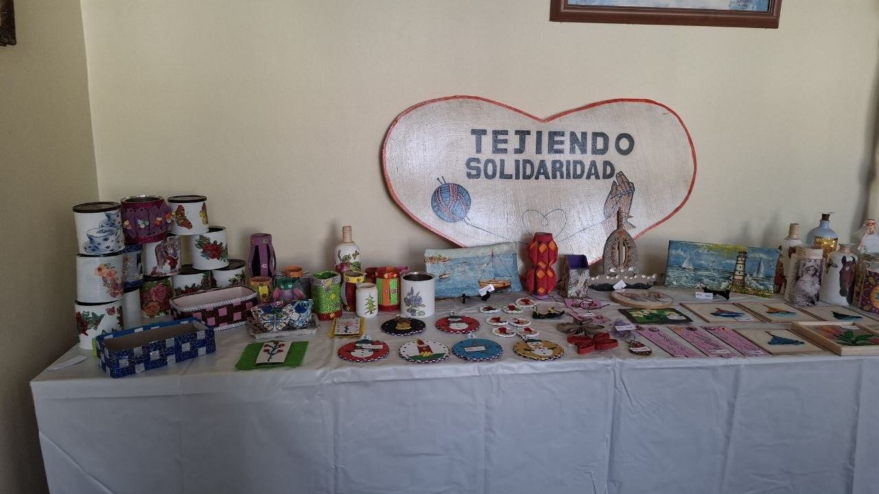 La mesa de la Expo-Arcoa 2026 con el corazón de Tejiendo Solidaridad