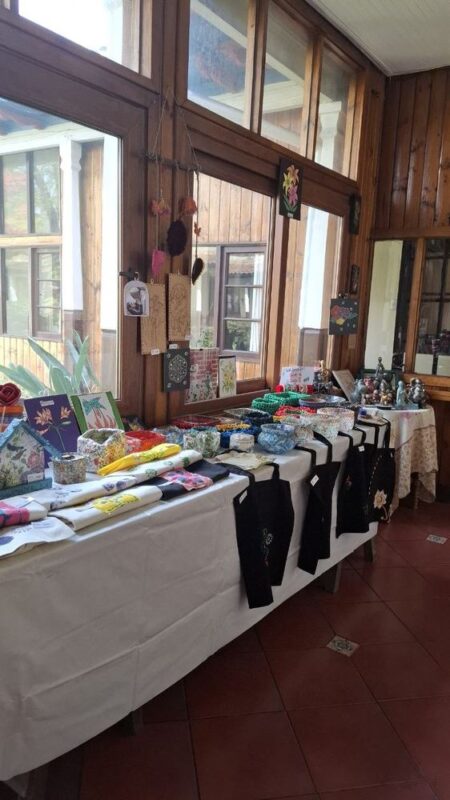 Mesas con las manualidades de las hermanas en el corredor de la casa