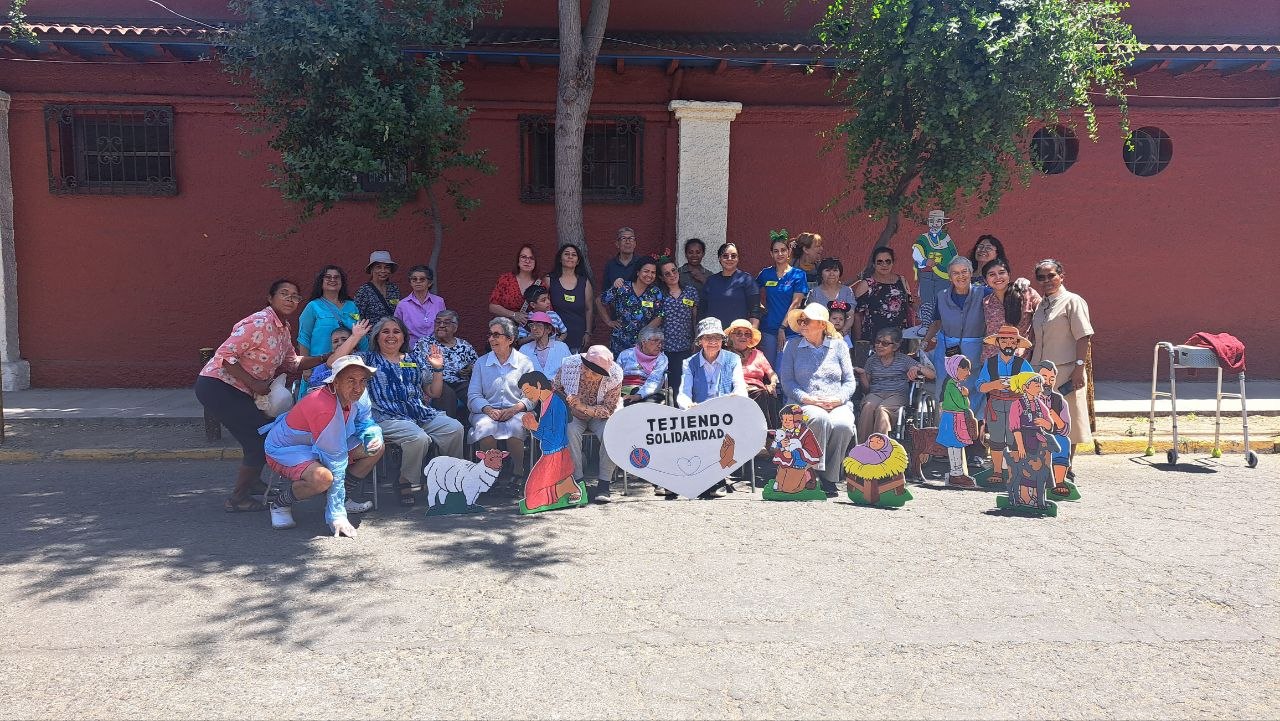 Hermanas de ARCOA junto a trabajadoras de la casa y de sus congregaciones, frente a Casa Arcoiris Hermanas de ARCOA junto a trabajadoras de la casa y de sus congregaciones, frente a Casa Arcoiris