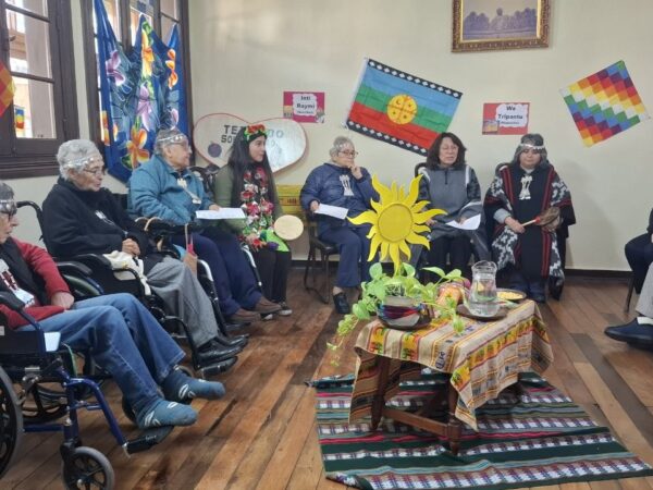 Celebración del Año Nuevo de los Pueblos Originarios en Casa Arcoíris en el Atardecer Celebración del Año Nuevo de los Pueblos Originarios en Casa Arcoíris en el Atardecer